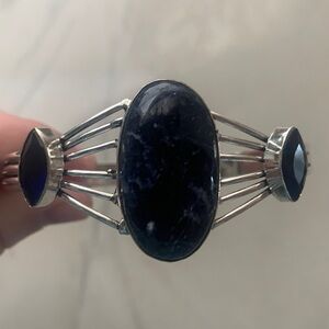 1633 Elegant Blue and Silver Bracelet with Striking Design